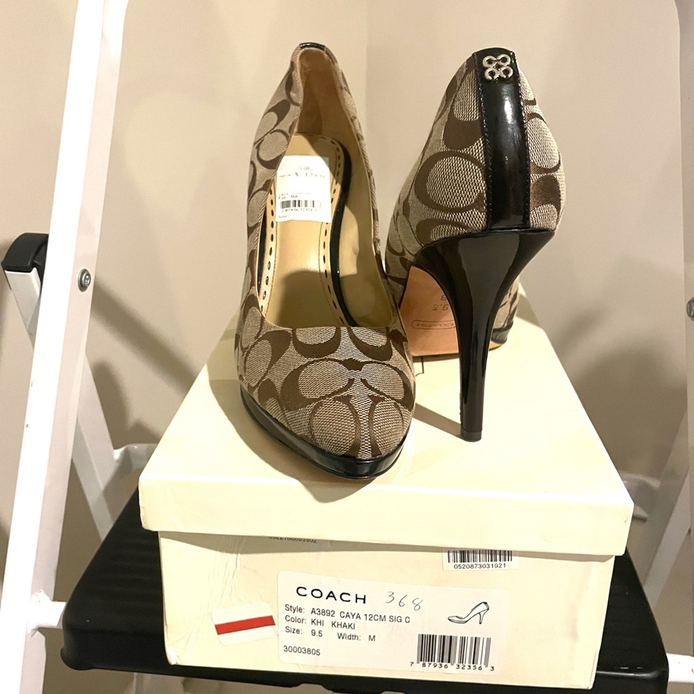 Coach Pumps